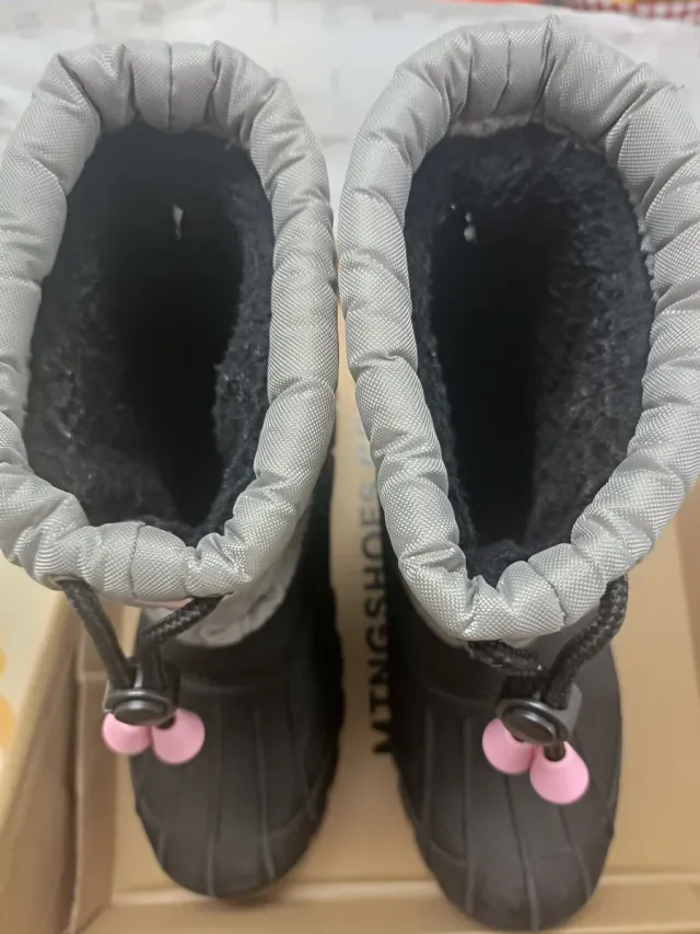 Botas de nieve grises y rosas