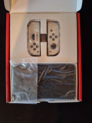 Nintendo Switch OLED bianco e nero