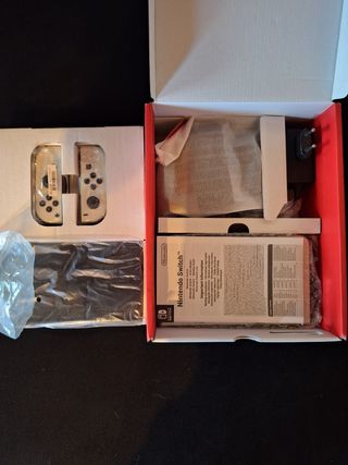 Nintendo Switch OLED bianco e nero