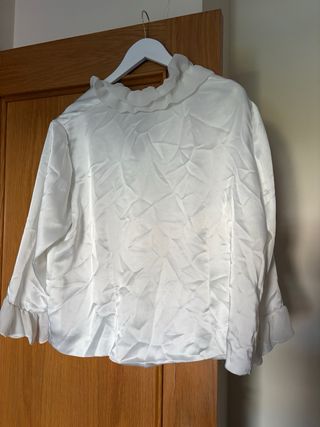 Blusa blanca satinada con volantes