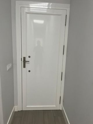 Puerta entrada aluminio blanca