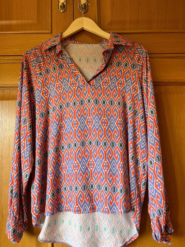 Camisa estampada cuello pico talla M