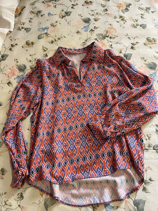Camisa estampada cuello pico talla M