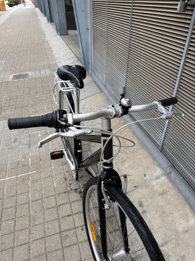 Bicicleta de paseo negra