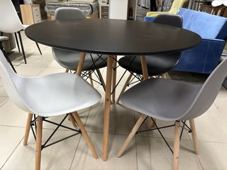Mesa redonda nórdica y 4 sillas