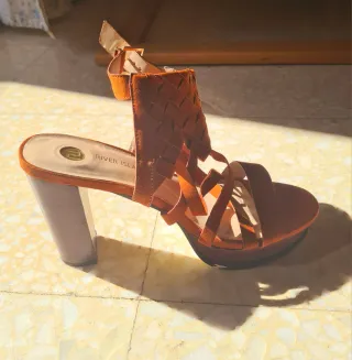 Sandalias marrones de tacón River Island 