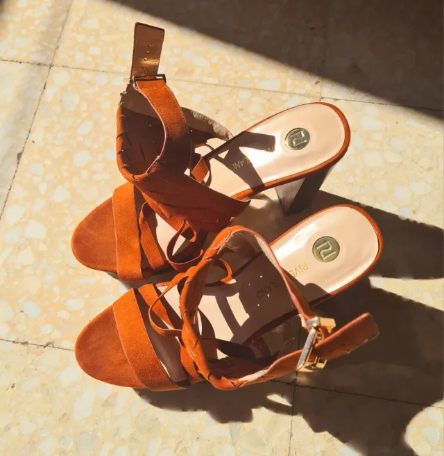 Sandalias marrones de tacón River Island