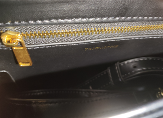 Bolso Negro Celine con Logo Dorado