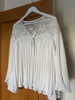 Blusa blanca plisada con encaje
