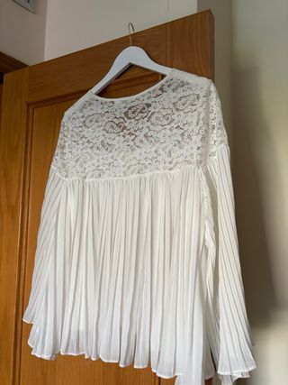 Blusa blanca plisada con encaje