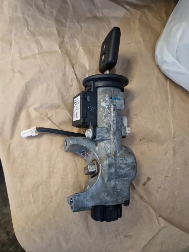 Cerradura de contacto Nissan Micra K12