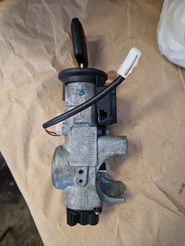 Cerradura de contacto Nissan Micra K12