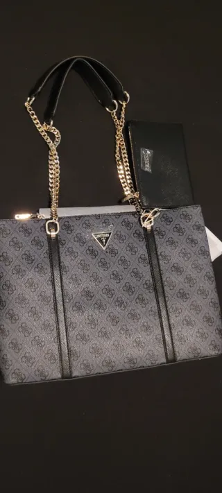 Bolso Guess Negro y Gris con Cadena Dorada