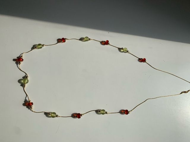 Collar largo con cuentas verdes y rojas