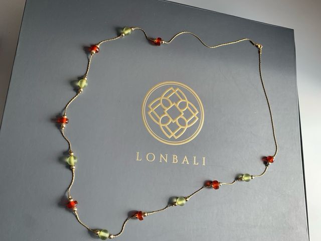 Collar largo con cuentas verdes y rojas