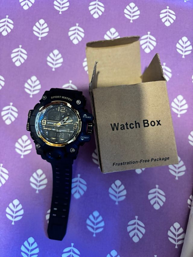 Reloj Deportivo Compacto Negro/Dorado