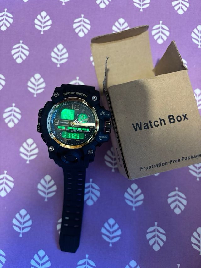 Reloj Deportivo Compacto Negro/Dorado