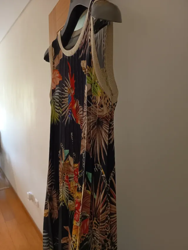 Vestido plissado estampado tropical