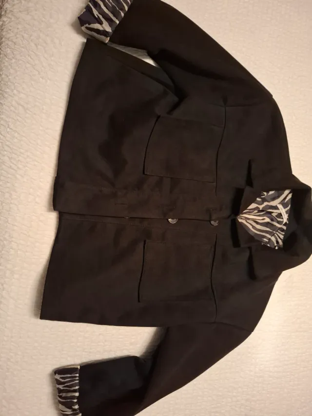 Chaqueta Negra con Estampado Animal Print