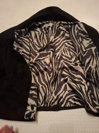 Chaqueta Negra con Estampado Animal Print