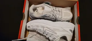 Zapatillas Nike P-6000 Blancas y Plateadas