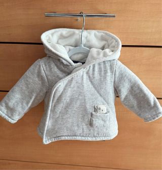 Chaqueta bebé gris con capucha y oso