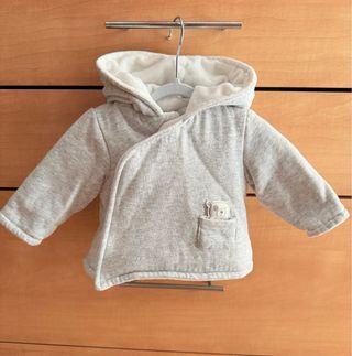 Chaqueta bebé gris con capucha y oso