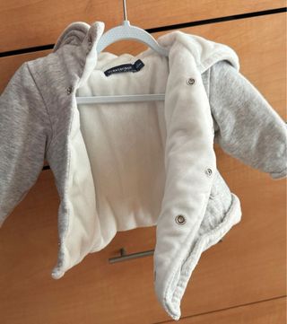Chaqueta bebé gris con capucha y oso
