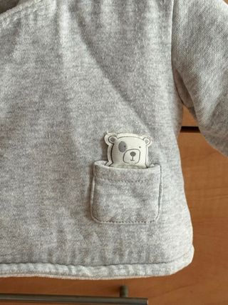 Chaqueta bebé gris con capucha y oso