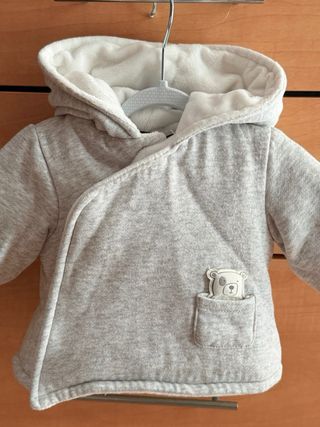 Chaqueta bebé gris con capucha y oso