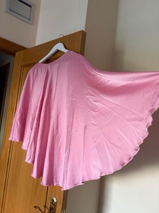 Capa corta rosa satinada