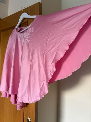 Capa corta rosa satinada