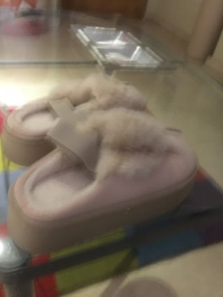 Zapatillas de pelo beige y rosa