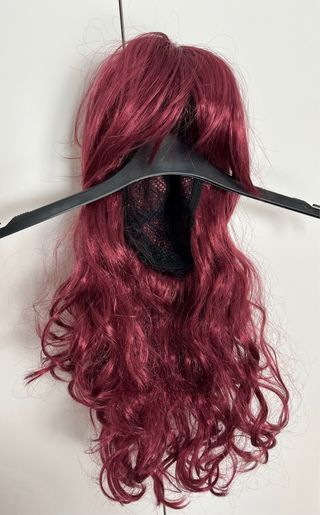 Peluca rizada color burdeos para disfraz