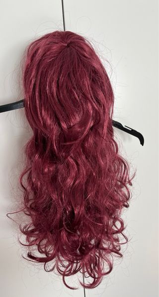 Peluca rizada color burdeos para disfraz