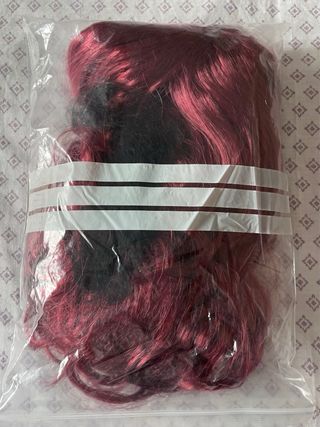 Peluca rizada color burdeos para disfraz