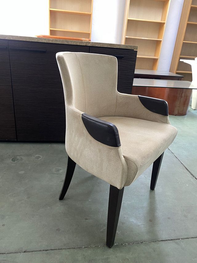 Butacas beige con detalles en marrón