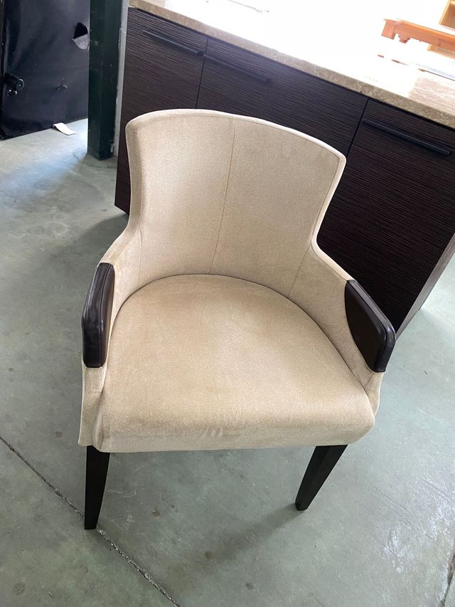 Butacas beige con detalles en marrón