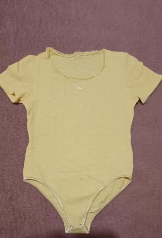 Body amarillo de manga corta
