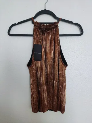 Blusa dorada plisada con cuello halter