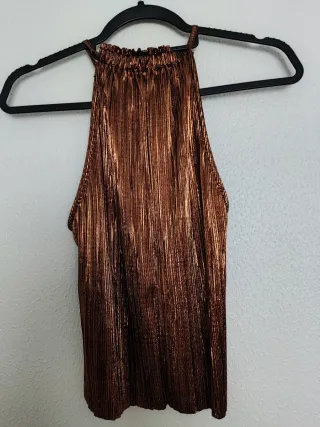 Blusa dorada plisada con cuello halter