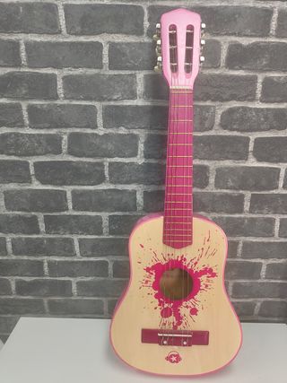 Guitarra de madera rosa con salpicaduras