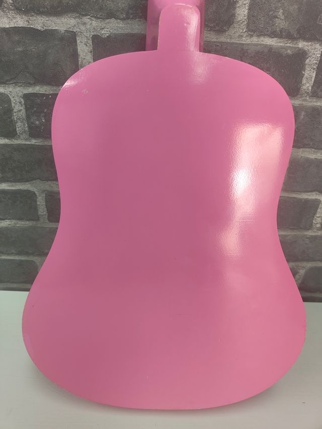 Guitarra de madera rosa con salpicaduras