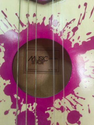 Guitarra de madera rosa con salpicaduras