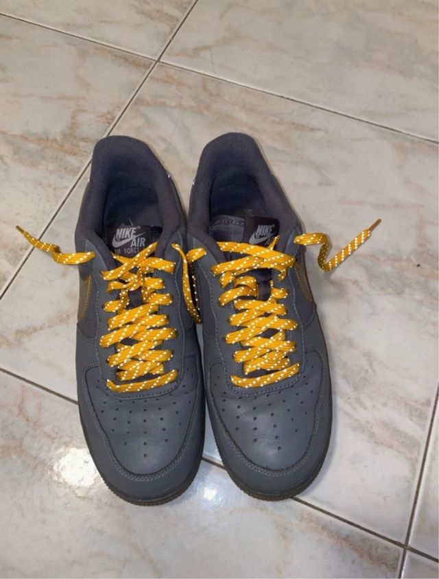Nike Air Force Grigie con Lacci Gialli