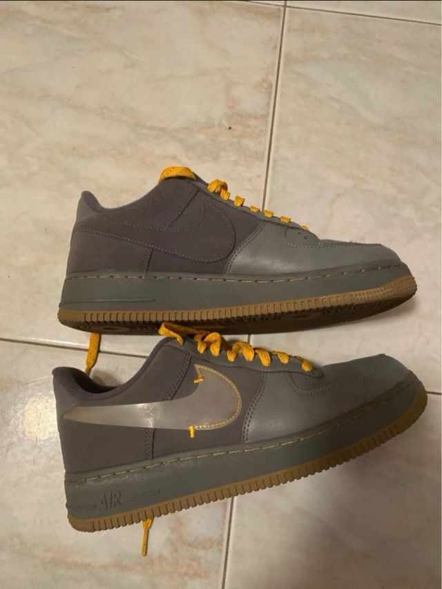 Nike Air Force Grigie con Lacci Gialli