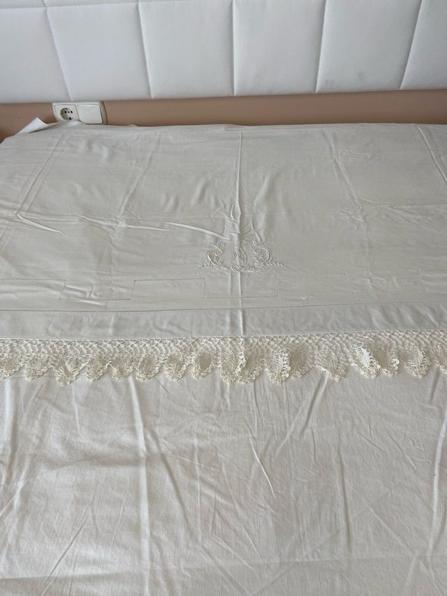 Tela antigua con puntilla de 208 cm de larga y 84