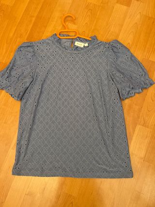 Blusa VILA azul cielo bordada