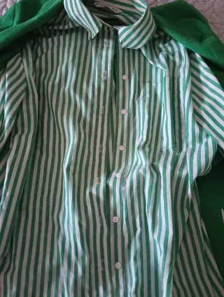 Blazer y Camisa Verde y Blanca Stradivarius