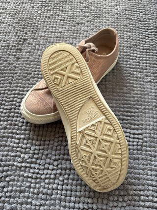 Converse rosas con detalles dorados